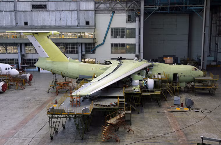 Một chiếc Il-476 sau khi được lắp ráp hoàn chỉnh, tuy nhiên để hoàn thiện hệ thống động cơ và trang thiết bị điện tử trên máy bay thì Il-476 cần phải thêm khoảng thời gian khá dài nữa.