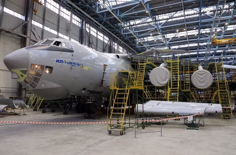 Hiện tại Quân đội Nga sở hữu phi đội gồm hơn 110 chiếc Il-76 với nhiều biến thể khác và con số này có thể tăng thêm khi trong năm 2012 Bộ Quốc phòng Nga đã chi tới 4 tỷ USD cho chương trình mua mới khoảng 39 chiếc Il-476.