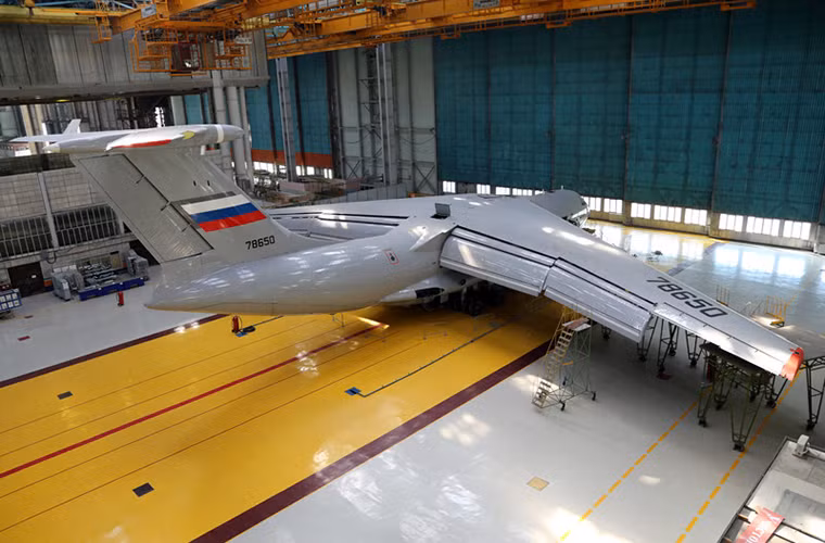 Chiếc Il-476 mới của Không quân Nga mang số hiệu 78650 trước khi được xuất xưởng để thực hiện chuyến bay thử nghiệm đầu tiên của mình.