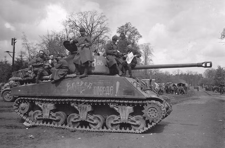 Ngoài Quân đội Mỹ, Sherman cũng được trang bị cho quân đội các nước Đồng Minh khác như Anh với 17.000 chiếc, Pháp hơn 600 và Liên Xô là hơn 4.000 chiếc. Những chiếc xe tăng này phục vụ chủ yếu trong Chiến tranh Thế giới thứ 2 trước khi bị loại biên ngay sau đó. Trong ảnh là một chiếc M4 Sherman của Hồng quân trên đường tiến vào Berlin.