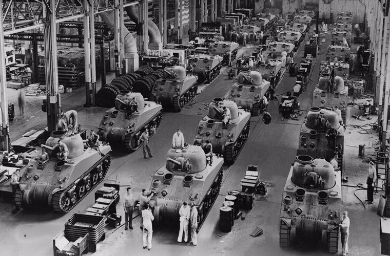 M4 Sherman cũng là dòng xe tăng phổ biến thứ hai trong CTTG 2 với 50.000 chiếc được sản xuất ở nhiều biến thể khác nhau và đa phần đều được sản xuất tại Mỹ bởi các công ty như Ford Motor, Detroit Tank Arsenal và Fisher Tank Arsenal. Giá trị mỗi chiếc M4 Sherman lúc đó là 33.000 USD tương đương 550.000 USD hiện tại.