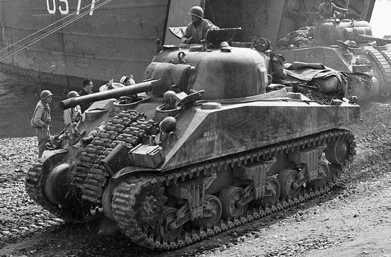 Những chiếc xe tăng M4 Sherman cũng khá nổi tiếng với thiết kế khung gầm của mình với phần khung gầm phía trước có độ dốc xuống lên tới 56 độ, vị trí giáp dày nhất Sherman có thể lên tới 118mm đủ khả năng chống lại các loại đạn chống tăng 75mm của quân Đức. Dù vậy trên thực tế giáp của Sherman chưa bảo vệ được kíp lại trước các loại vũ khí chống tăng của Đức. Để khắc phục điều này kíp chiến đấu của nó phải đắp thêm trên thân xe đủ loại vật cản có thể kể cả việc dùng tới bê-tông.
