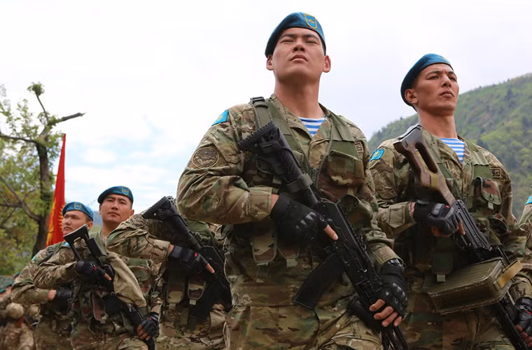 Trong ảnh là đơn vị đặc nhiệm chống khủng bố của Kazakhstan một trong những quốc gia thành viên CSTO.