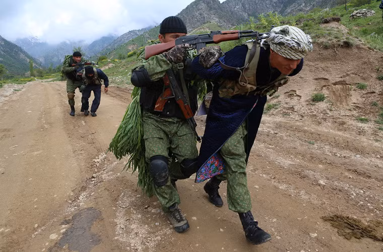Taliban và một số nhóm khủng bố khác hoạt động tại biên giới giữa Tajikistan và Afghanistan luôn là thách thức an ninh đối với Dushanbe, tuy nhiên lực lượng an ninh của Tajikistan lại không đủ khả năng trấn áp các nhóm khủng bố này.
