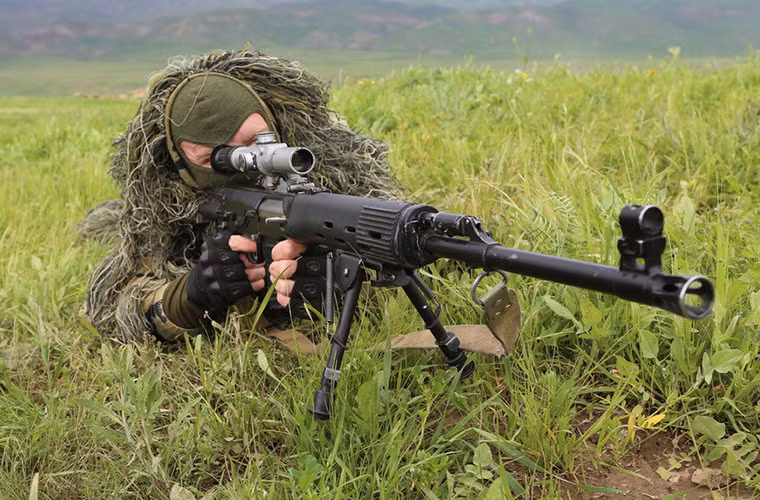 Một tay súng bắn tỉa thuộc CSTO trong nhiệm vụ trinh sát tại Magobi.