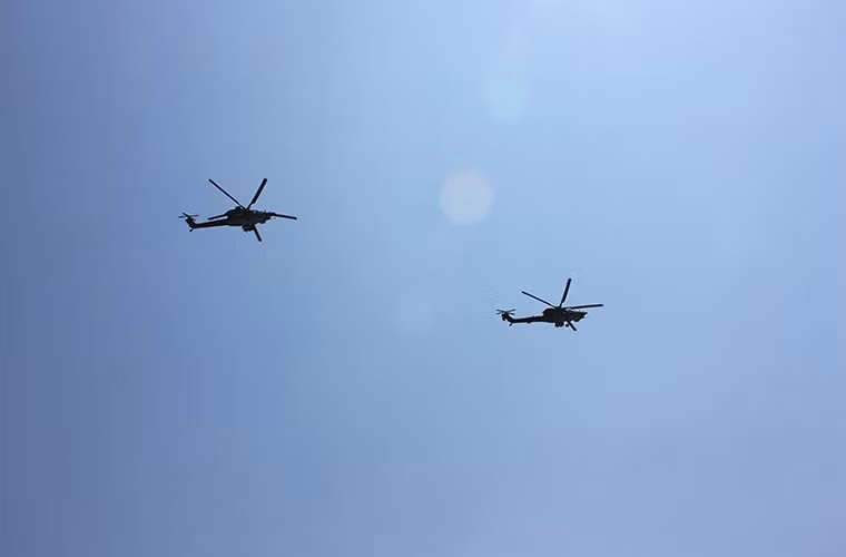 Đội hình hai chiếc trực thăng Mi-28N bay qua căn cứ Hmeymim trong lễ duyệt binh hôm 12/6.