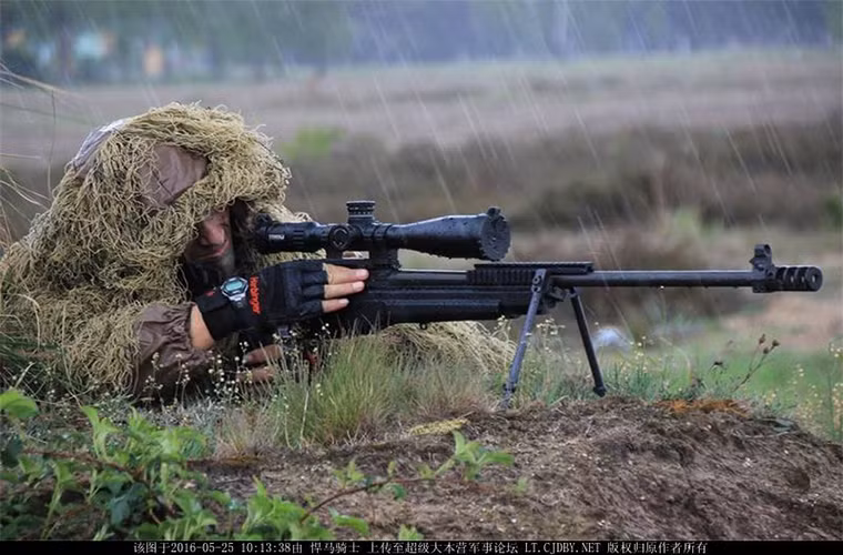 Albania là một trong những nước thành viên thuộc Tổ chức Hiệp ước Bắc Đại Tây Dương NATO từ năm 2009 và tham gia khá nhiều hoạt động quân sự của tổ chức này. Tuy nhiên ít ai có thể ngờ rằng Albania từng nhận viện trợ quân sự khá lớn từ Trung Quốc trong khoảng thời gian dài. Trong ảnh là lính bắn tỉa thuộc lực lượng Lính thủy Đánh bộ Albania luyện tập với súng trường bắn tỉa Sako TRG-42.