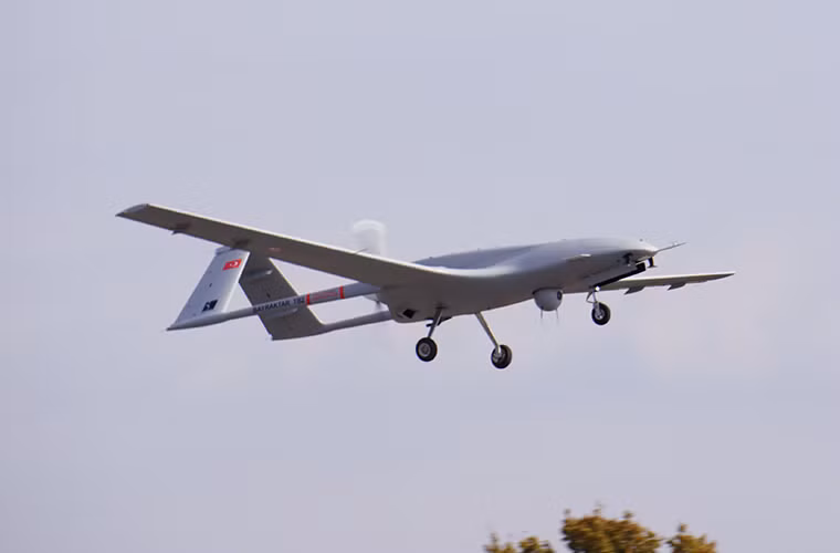 Và cái tên được Quân đội Thổ Nhĩ Kỳ chọn mặt gửi vàng hiện tại chính là mẫu UAV Bayraktar do liên doanh giữa Tập đoàn Kale và công ty công nghệ hàng không Baykar của Thổ Nhĩ Kỳ phát triển từ những năm 2000. Được giới thiệu lần đầu tiên vào năm 2014 cho tới nay chương trình phát triển Bayraktar đã có nhiều sự thay đổi và một trong số đó là việc nó vũ trang hóa.