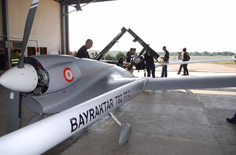 Bayraktar TB2 bắt đầu thử nghiệm hệ thống vũ khí của mình vào 2015 và mẫu UCAV về cơ bản sẽ được trang bị hai tên lửa chống tăng UMTAS cũng do Thổ Nhĩ Kỳ phát triển. Mỗi quả tên lửa UMTAS chỉ có trọng lượng hơn 37kg và được gắn hai bên cánh của Bayraktar TB2.