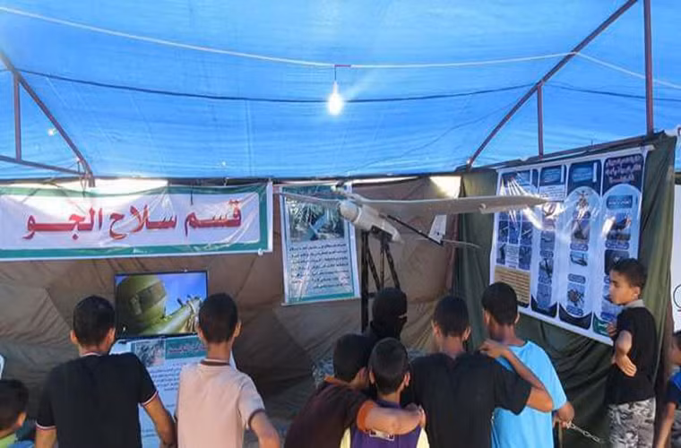 Tại triển lãm này Ezzedine al-Qassam cũng trưng bày một số chiến lợi phẩm của mình trong các hoạt động quân sự gần đây như mẫu UAV trinh sát Skylark này và nhiều khả năng nó là của Israel.