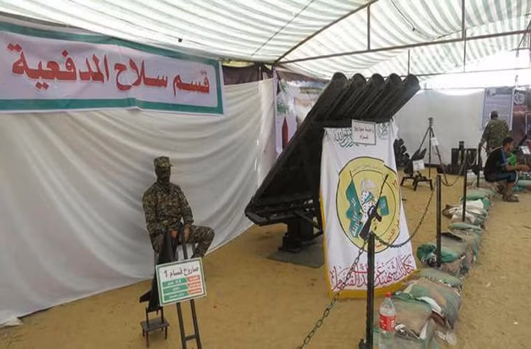 Một dàn rocket di động được Ezzedine al-Qassam giới thiệu tại triển lãm ở Gaza.