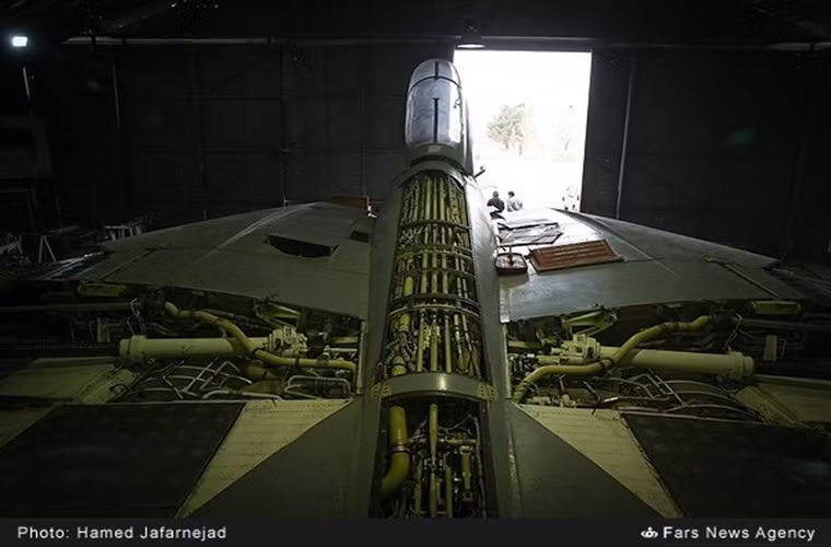 Tuy nhiên điều may mắn cho Iran là những chiếc F-14A của nước này được trang bị mẫu động cơ phản lực TF30-P-414A cải tiến thay vì phiên bản động cơ TF-30 ban đầu vốn bị đánh giá hoạt động kém hiệu quả. Nguồn ảnh: Fars News