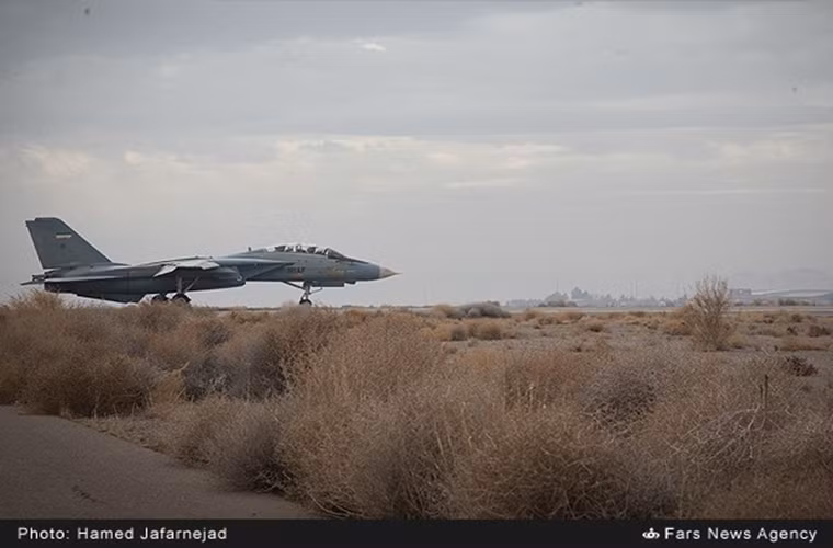 Sau 40 năm hoạt động, phi đội F-14A của Iran dần rơi vào tình trạng thiếu phụ tùng thay thế và những chiếc không còn khả năng hoạt động được niêm cất để làm nguồn phụ tùng bổ sung. Trong khi đó Không quân Iran cũng mất hơn 10 chiếc F-14 trong Chiến tranh Iran-Iraq. Nguồn ảnh: Fars News