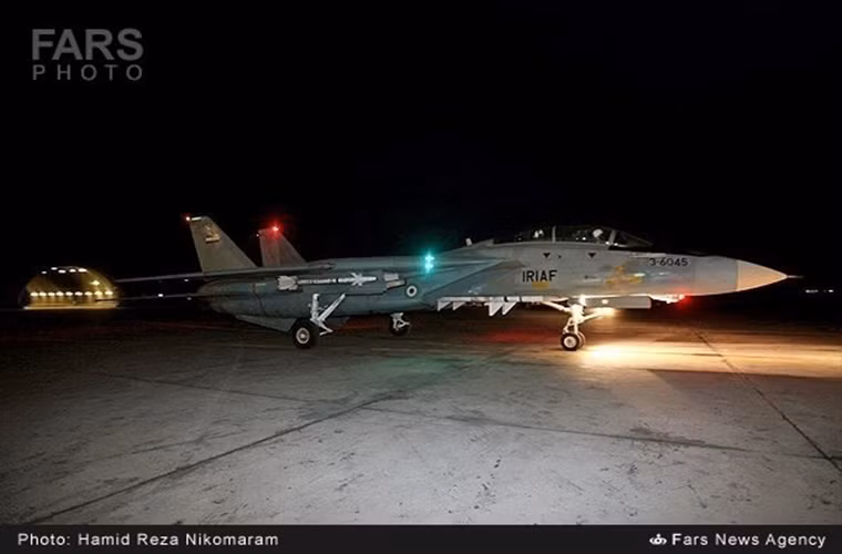 Trước Cách mạng Hồi giáo Iran 1979, chính quyền thân Mỹ ở Iran đã mua 70 chiếc F-14A cùng hơn 400 tên lửa đối không AIM-54 Phoenix từ Mỹ. Toàn bộ máy bay được nhận năm 1976, sau 1979, chúng được trang bị cho Không quân Iran (Cộng hòa Hồi giáo Iran) và hoạt động tới nay. Nguồn ảnh: Fars News