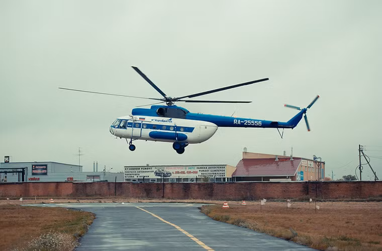 Trong ảnh là một chiếc trực thăng Mi-8T thuộc một công ty dịch vụ hàng không Nga được Omsk sửa chữa nâng cấp.