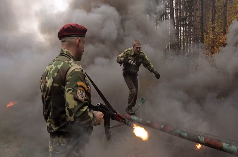 Lực lượng đặc biệt Belarus lại huấn luyện các binh sĩ của mình với súng đạn thật kèm theo đó là lựu đạn khói.