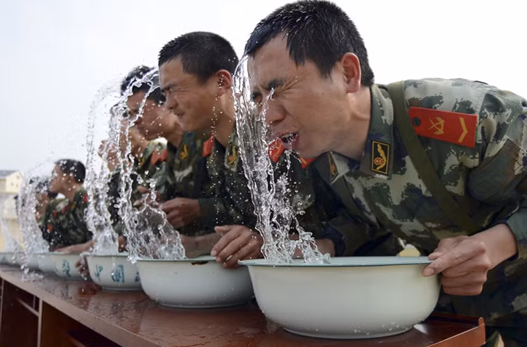 Theo giới chức cảnh sát Trung Quốc, một chương trình huấn luyện như vậy sẽ giúp binh sĩ đạt tới được điểm giới hạn thể lực của mình. Trong ảnh binh sĩ Trung Quốc luyện nín thở dưới nước.
