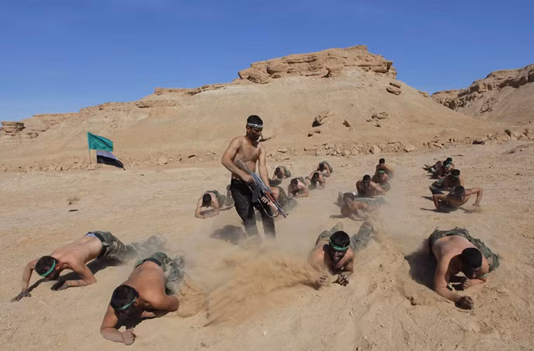 Và mọi thành viên thuộc lực lượng dân quân Shia đều phải trải qua khóa huấn luyện khắc nghiệt ở sa mạc trước khi được tham chiến.