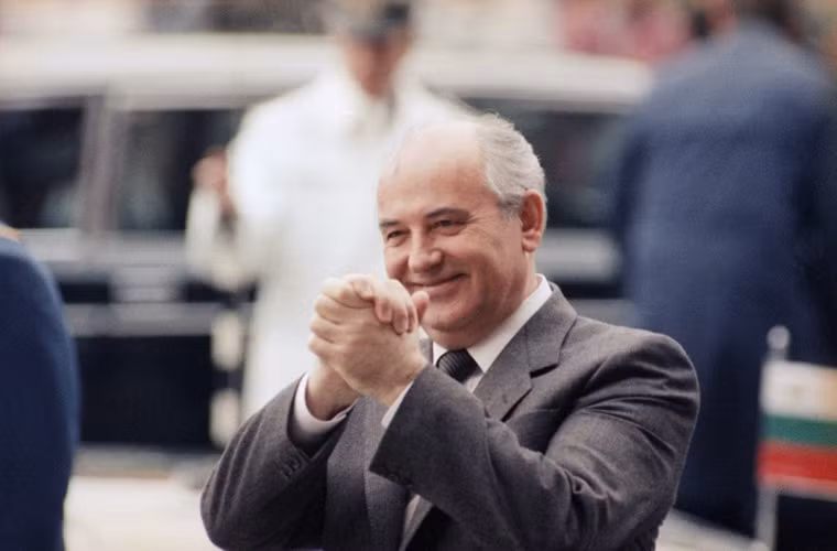 Sau khi Mikhail Gorbachev lên nắm quyền lãnh đạo Liên Xô vào năm 1985, các học thuyết chính trị của Liên Xô có chiều hướng thay đổi điển hình là với “học thuyết Brezhnev” khi Gorbachev tin rằng học thuyết này là một sai lầm. Và vị lãnh đạo Liên Xô này đã quyết định tiến hành một cuộc cải cách chính trị chưa từng có tại nước này kéo dài từ năm 1985-1990.