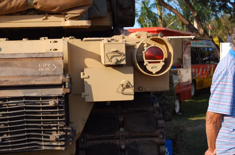 Dù chỉ là một thay đổi khá đơn giản nhưng việc kíp chiến đấu Abrams có thể trao đổi thông tin với lực lượng bộ binh bên ngoài hổ trợ khả năng tác chiến của xe tăng trong mọi tình huống.