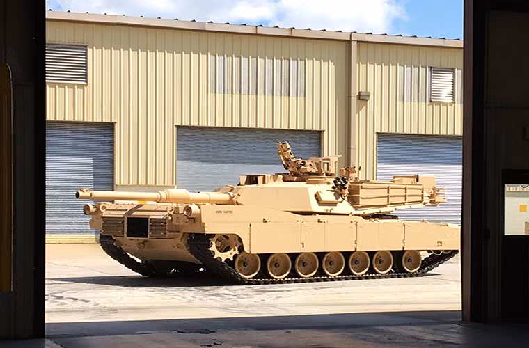 Và giống như nhiều mẫu xe tăng khác trên thế giới, M1 Abrams cũng trải qua nhiều chương trình nâng cấp khác nhau giúp nó trở nên hoàn thiện hơn, trong đó có M1A1, M1A2 và M1A2 SEP là lẫn biến thể phổ biến nhất của Abrams. Các tính năng và thông số kỹ thuật của M1 Abrams hầu như đã quá phổ biến trên thế giới, tuy nhiên vẫn còn khá nhiều các tính năng đặc biệt trên chiếc xe tăng này mà ít người biết tới.