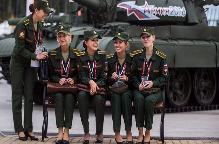 Bên cạnh đó nhan sắc của các nữ binh sĩ Nga phục vụ tại Army-2016 cũng không hề kém cạnh càng khiến triển lãm năm nay trở nên thu hút hơn.