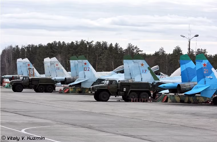 Phi đội Su-27 tại Khotilovo gồm 2 biến thể chính gồm Su-27 và Su-27UB biến thể hai chỗ ngồi dành cho huấn luyện.