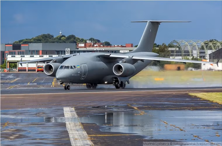 An-178 là dòng máy bay vận tải quân sự tầm trung được Tập đoàn chế tạo máy bay Antonov phát triển dựa trên mẫu máy bay thương mại An-158 và ứng cử viên thay thế hoàn hảo cho các dòng máy bay vận tải lỗi An-12, An-26 và An-32 có trong biên chế Không quân Nga. Tuy nhiên cho tới nay Bộ Quốc phòng Ukraine vẫn chưa tỏ rõ ý định muốn mua An-178.