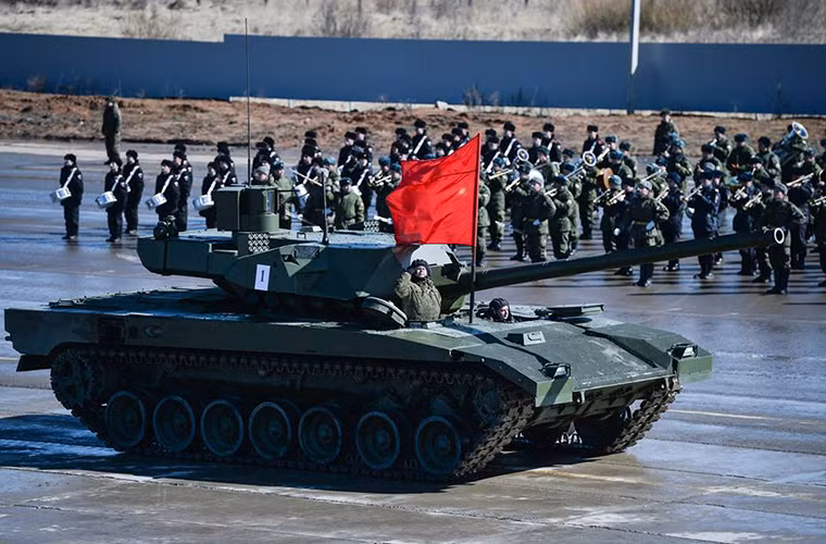 Trong ảnh là xe tăng chiến đấu chủ lực thế hệ mới T-14 Armata của Quân đội Nga, được giới thiệu lần đầu tiên cũng tại lễ duyệt binh mừng Ngày Chiến thắng vào năm ngoái. Nguồn ảnh: Star