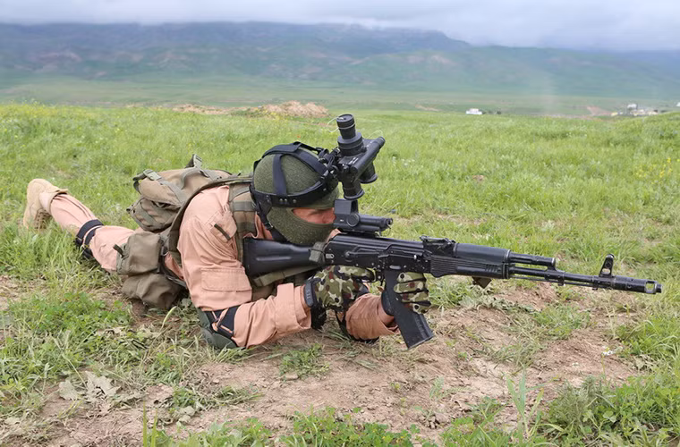 Bên cạnh đó binh sĩ Nga tại Syria cũng được trang bị thêm mẫu dao HB-1-01 được thiết kế dành cho các đơn vị đặc nhiệm Spetsnaz.