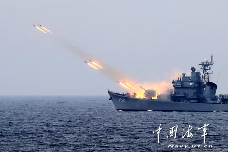 Trang mạng chinanews.com ngày 22/6 đưa tin, Hạm đội Nam Hải vừa hoàn thành cuộc diễn tập đối kháng kéo dài 5 ngày tại một khu vực ở Biển Đông. Tuy nhiên bài báo không tiết lộ cụ thể khu vực diễn tập. Ảnh: Tên lửa phóng loạt từ tàu khu trục tên lửa Chu Hải