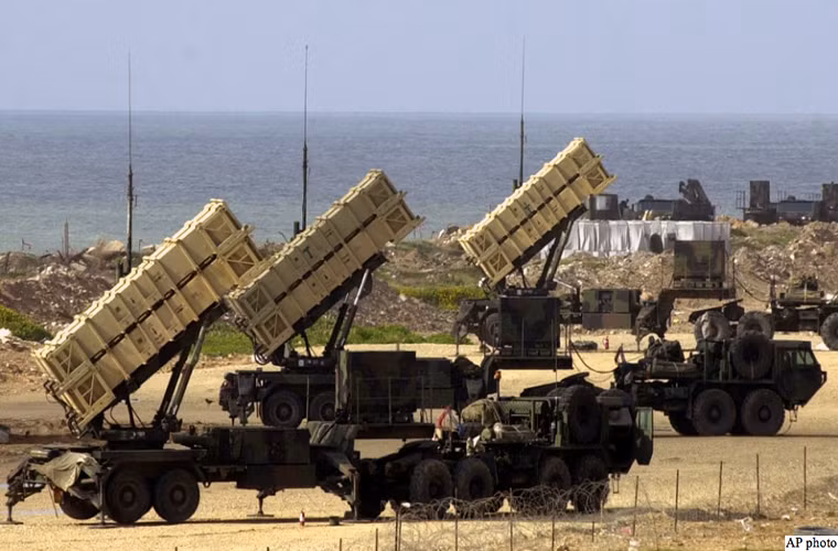 Phát ngôn viên của Lực lượng Phòng vệ Israel (IDF) cho biết, dù đã triển khai tới hai quả tên lửa Patriot PAC-2 nhưng chúng đều không thể bắn hạ chiếc UAV "lạ". Lúc này hai chiếc tiêm kích F-16 của Không quân Israel cũng được điều đến nhưng nỗ lực bắn hạ chiếc máy bay không người lái này bằng tên lửa không đối không cũng thất bại.