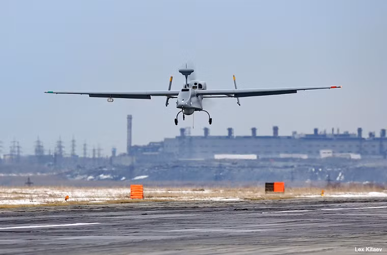 Vào hôm 17/7 một máy bay không người lái (UAV) của Nga cất cánh từ một sân bay quân sự gần Damascus, Syria tiến vào biên giới Israel từ hướng bắc và bay theo hướng tây nam trong không phận Israel gần Cao nguyên Golan. Ngay lập tức lực lượng phòng không Israel đã phát hiện chiếc UAV trên nhưng mọi nỗ lực xác định danh tính của nó đều bất thành.