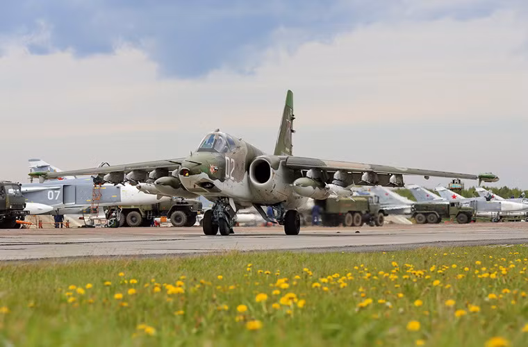 Với 11 giá treo vũ khí và có khả năng mang theo 4 tấn bom đạn các loại một chiếc Su-25SM có thể dễ dàng mang theo 8 tên lửa Kh-25 ở hai bên cánh nếu không mang theo các pod nhiên liệu phụ.