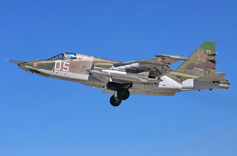 Tên lửa không đối đất Kh-25 có tầm bắn tối đa lên tới 60km với biến thể Kh-25MP, mỗi tên lửa có trọng lượng 315kg và được trang bị một đầu đạn nặng 90kg. Tùy thuộc vào các biến thể khác nhau mà Kh-25 được trang bị các đầu dẫn phù hợp cho từng loại nhiệm vụ.