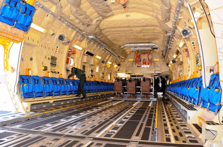 Máy bay vận tải quân sự Kawasaki C-2 được xem là biến thể nâng cấp của dòng Kawasaki C-1 vốn đang được JASDF sử dụng. Nó cũng là ứng cử viên thay thế cho các dòng máy bay vận tải quân sự thế hệ cũ có trong biên chế của Lực lượng Phòng vệ Nhật Bản. Hình ảnh bên trong khoang chứa hàng của một chiếc Kawasaki C-2. Nguồn ảnh: Sina