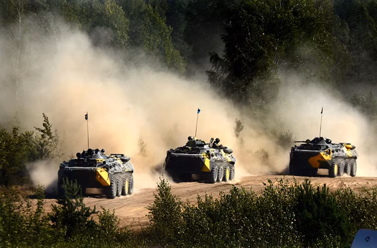 Xe bọc thép chở quân BTR-80 của Kazakhstan được điều động tham gia Unbreakable Brotherhood.