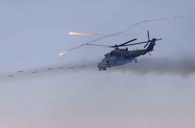 Trực thăng tấn công Mi-24D nhả đạn rocket phóng loạt như mưa để tiêu diệt các mục tiêu mặt đất.