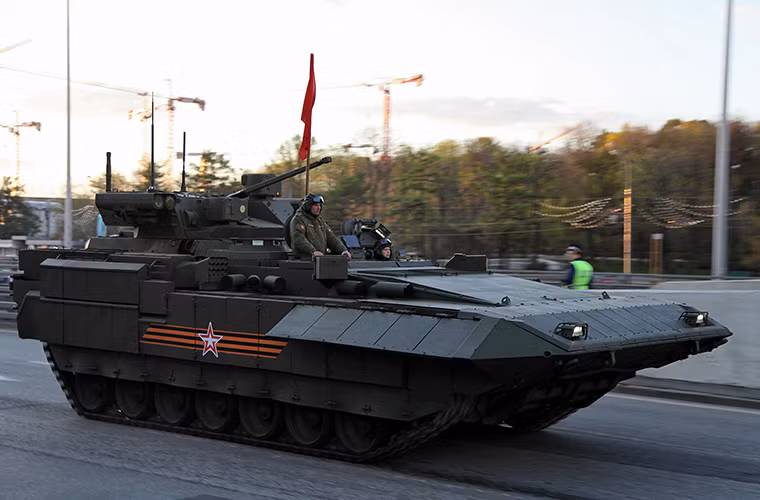 Theo tờ Gazeta của Nga, sự ra đời của nền tảng khung gầm bánh xích hạng nặng Armata do Tập đoàn quốc phòng Uralvagonzavod (UVZ) phát triển sẽ tác động lớn đến sự thay đổi chiến thuật tác chiến các lữ đoàn bộ binh cơ giới thuộc Quân đội Nga. Trong tương lai nó cũng sẽ làm thay đổi không ít học thuyết quân sự của Nga.