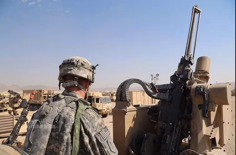 Bộ chỉ huy của sư đoàn này được đặt tại căn cứ Fort Riley, Kansas ở miền Trung nước Mỹ, vị trí này một phần nào đó nói lên được vai trò của Sư đoàn 1 trong việc bảo vệ an ninh nội địa của Mỹ trước mọi tình huống có thể xảy ra. Trong ảnh là xạ thủ súng máy 12.7mm trên một chiếc M1A2.