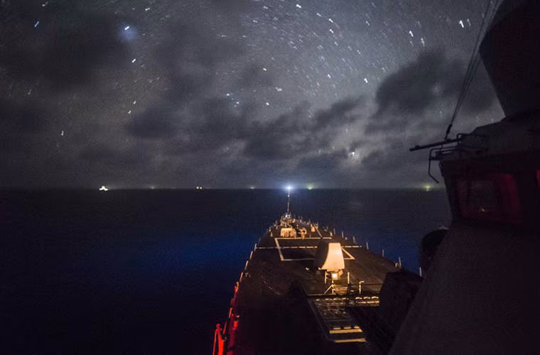 Tàu khu trục mang tên lửa dẫn đường lớp Arleigh Burke USS Fitzgerald (DDG 62) của Hải quân Mỹ trong đợt tuần tra trên Biển Đông bất chấp các đe dọa từ Hải quân Trung Quốc.