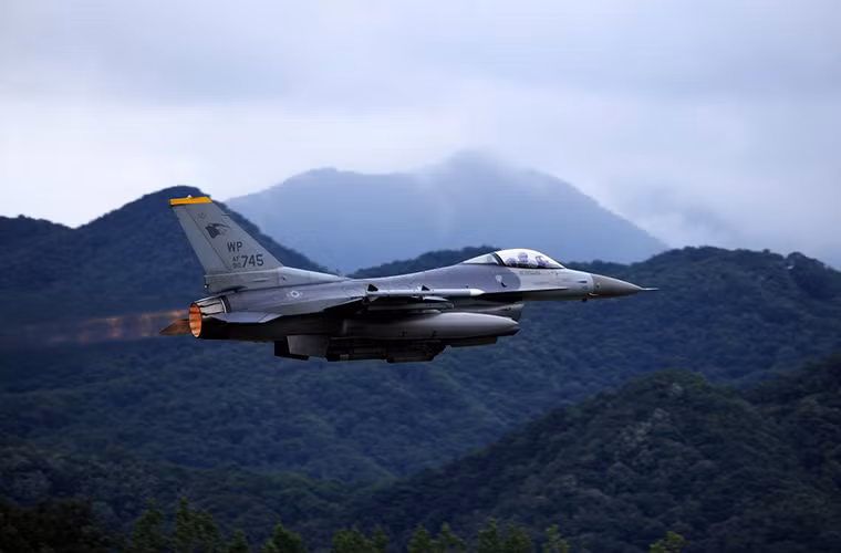 Trong ảnh là một chiếc tiêm kích hạng nhẹ F-16 thuộc phi đội máy bay chiến đấu số 80 của Không quân Mỹ đóng tại căn cứ không quân Kunsan, Hàn Quốc trong một đợt tập trận chung Mỹ-Hàn.