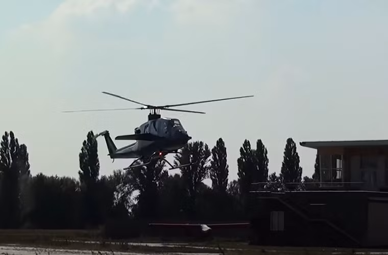 VV-2 có chiều dài tối đa gần 8m, đường kính cánh quạt là 8.5m, chiều cao hơn 2m, toàn bộ phần đuôi và cánh quạt nâng chính của nó đều được làm bằng vật liệu composite giúp giảm đáng kể trọng lượng của máy bay. Trọng lượng cất cánh tối đa của VV-2 chỉ hơn 1.1 tấn trong khi đó AH-1 lên tới hơn 4.3 tấn.