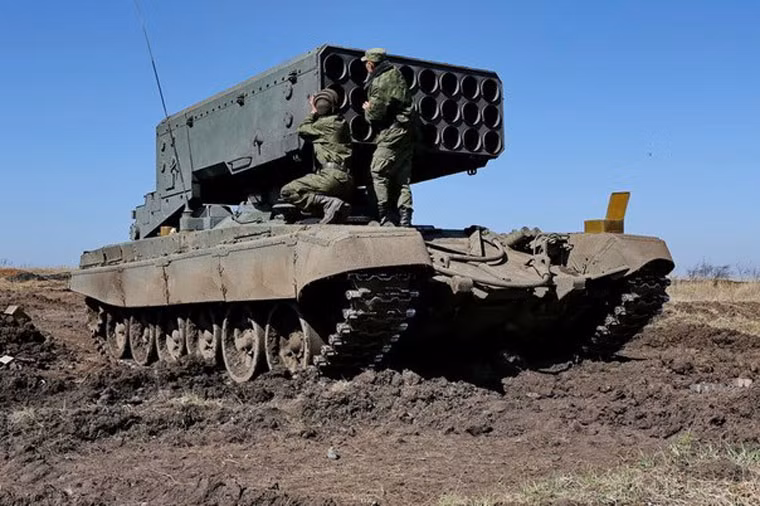 Pháo phản lực bắn loạt TOS-1A khiến đối phương phải khiếp đảm với những quả rocket nhiệt áp mà nó bắn ra. Mỗi hệ thống TOS-1A được trang bị 30 đạn rocket không điều khiển 222 mm. Đầu đạn nhiệt áp bắn ra từ hệ thống có thể "nướng chín" mọi thứ, ngay cả với những mục tiêu nằm sâu trong các công sự, hầm hào.