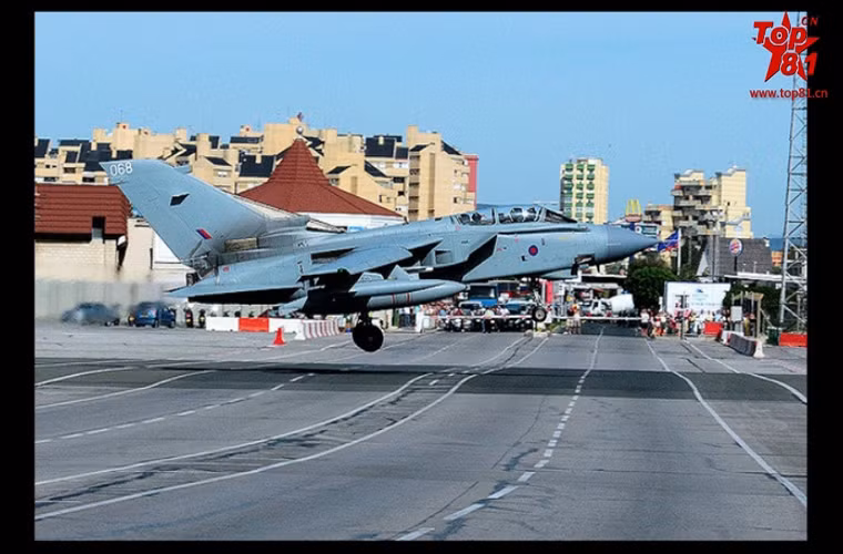 Hình ảnh thường ngày tại Gibraltar khi các tuyến đường tạm thời ngưng hoạt động.