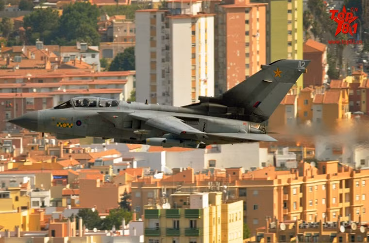 Dù chạy qua các tuyến đường cao tốc tại Gibraltar nhưng việc các máy bay quân sự cất và hạ cánh tại căn cứ Gibraltar ảnh hưởng khá nhiều giao thông tại bán đảo này. Và khi đó các tuyến đường bắt buộc phải bị đóng cửa để nhường đường cho máy bay cất cánh.
