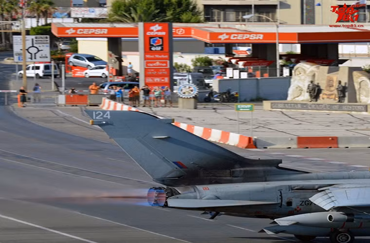 Việc các loại máy bay quân sự của NATO chạy trên đường phố Gibraltar đã trở nên quá quen thuộc với người dân ở đây nhưng lại là điều thú vị với khách du lịch.