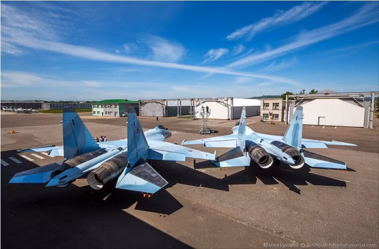 Còn hệ thống radar mảng pha chủ động Irbis-E lại được xem như mắt thần của Su-35 khi nó có thể khóa 30 mục tiêu cùng một lúc với tầm hoạt động lên tới 400km và tấn công 8 mục tiêu trong số đó. Hệ thống này cũng cho phép Su-35 triển khai hầu hết các loại tên lửa tấn công đang được Không quân Nga sử dụng.