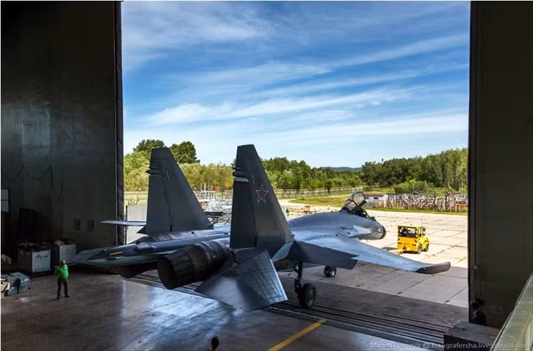 Tính tới đầu năm 2016 Nga đã đưa vào trang bị ít nhất 48 chiếc Su-35S, và căn cứ không quân Dzemgi là nơi được phân bổ Su-35S nhiều nhất ở Nga với 24 chiếc. Quá trình đưa vào trang bị Su-35 được Nga triển khai từ năm 2011 và sẽ kéo dài tới tận năm 2020.