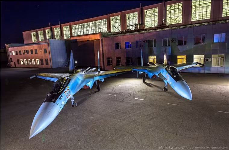Trong ảnh là hai chiếc Su-35 mới được Komsomolsk-on-Amur bàn giao cho Không quân Nga vào tháng 7 năm ngoái, và hiện tại Bộ Quốc phòng Nga đã đặt mua thêm 48 chiến đấu cơ loại này nhằm giải quyết tình trạng thiếu hụt máy bay chiến đấu khi Sukhoi T-50 vẫn chưa thực sự hoàn thiện.